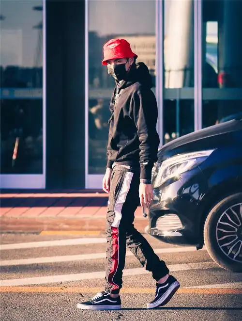 吴亦凡终于不再瞎穿运动服清爽出街这才是身高187该有的效果