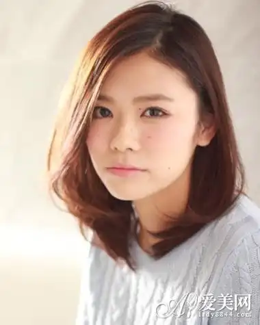 还显得十分有文艺范,这款发型比较适合头发少而且知性型的女生