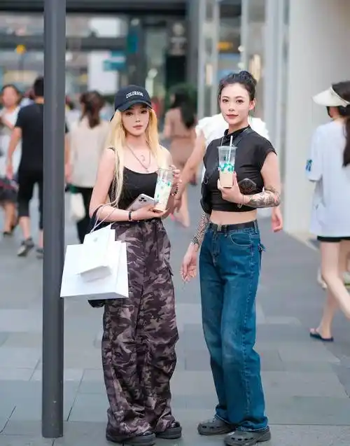 引发的太古里街拍风潮,满街都是穿着性感衣服的男女_摄影_时尚_成都