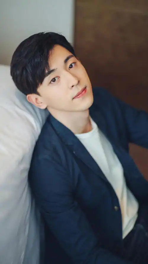 邓伦帅气迷人写真图片手机壁纸