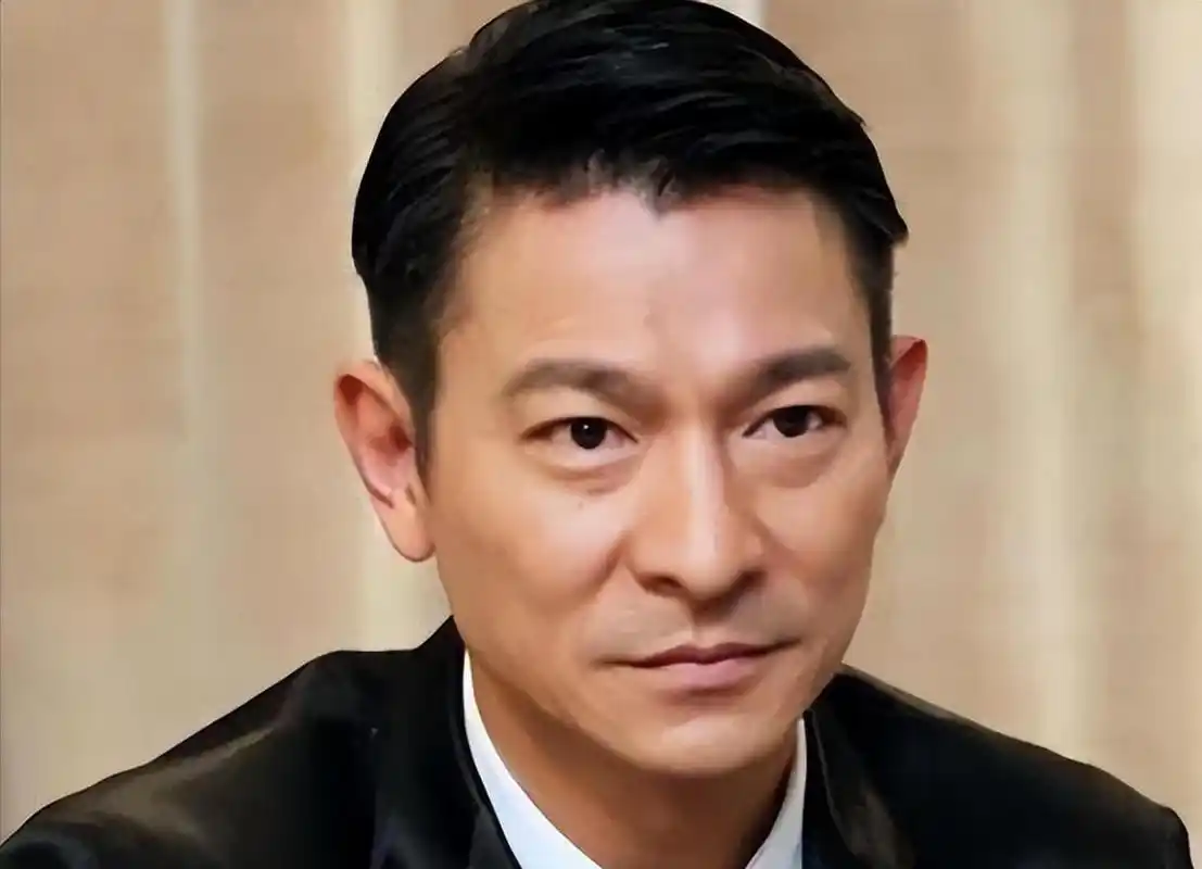 2010年,刘德华告四川一家叫"刘德华板鸭"饭店侵权,老板大怒:"又不是你