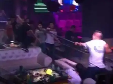 为争车位长沙两酒吧爆发大规模群殴