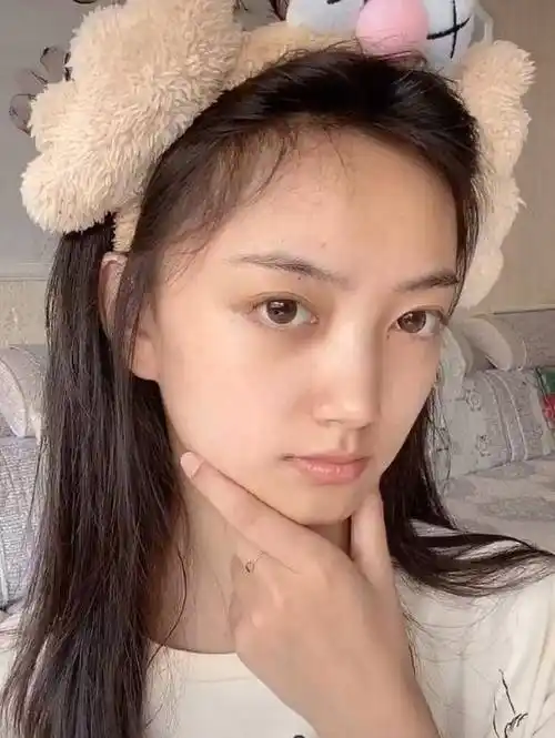 有的网红包袱很重,不愿意让别人看到自己素颜的样子,席如意却很真实