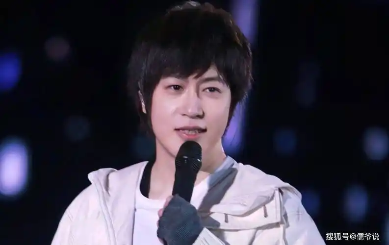 五月天主唱阿信一天两次回应假唱,回应时间点信息量很大,被质疑是为了
