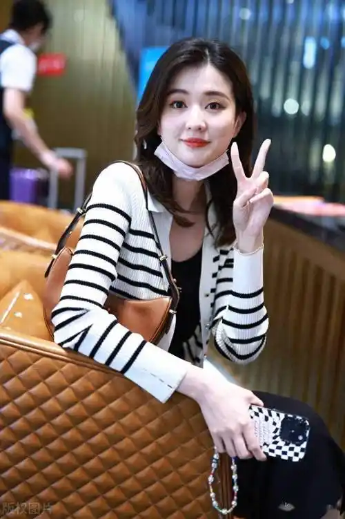 街拍:乔欣黑白条纹针织开衫 黑色背心裙 小脏鞋优雅大方