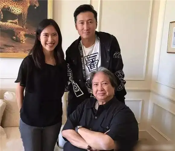 洪天明晒与妻儿团聚视频,分离八个月后回家,父子见面抱头痛哭