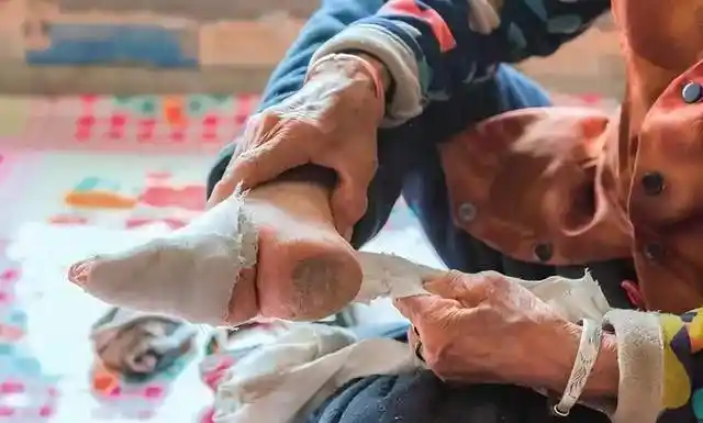 三寸金莲死灰复燃这些大秀缠足的年轻人是中了什么邪