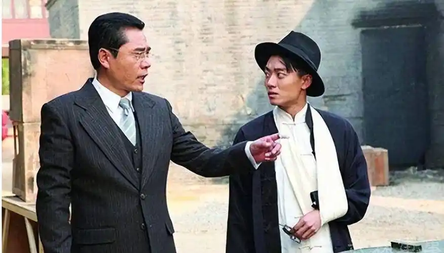 演员陈宝国:娶同学赵奎娥,结婚40年宠妻如宝,成年儿子让他犯愁_爱情