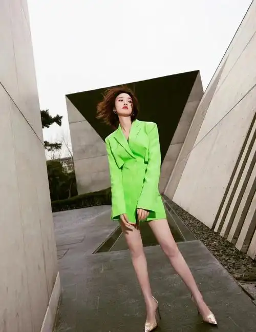 视觉上延伸腿长,自然不会压低身高了,亮面尖头的高跟鞋,让唐艺昕个高