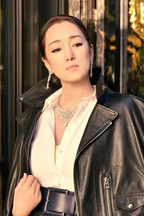 巩俐近日出席卡地亚全新le voyage recommenc07高级珠宝晚宴,以全黑