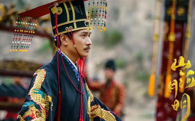 日前,由何晟铭主演古装历史剧《山河月明》迎来新的爆发点.