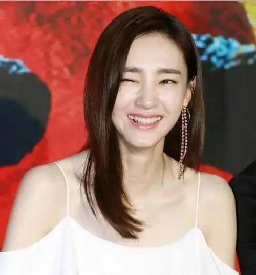 王丽坤长相十分精致,皮肤白皙,而且出道这么多年绯闻很少,尤其是她在