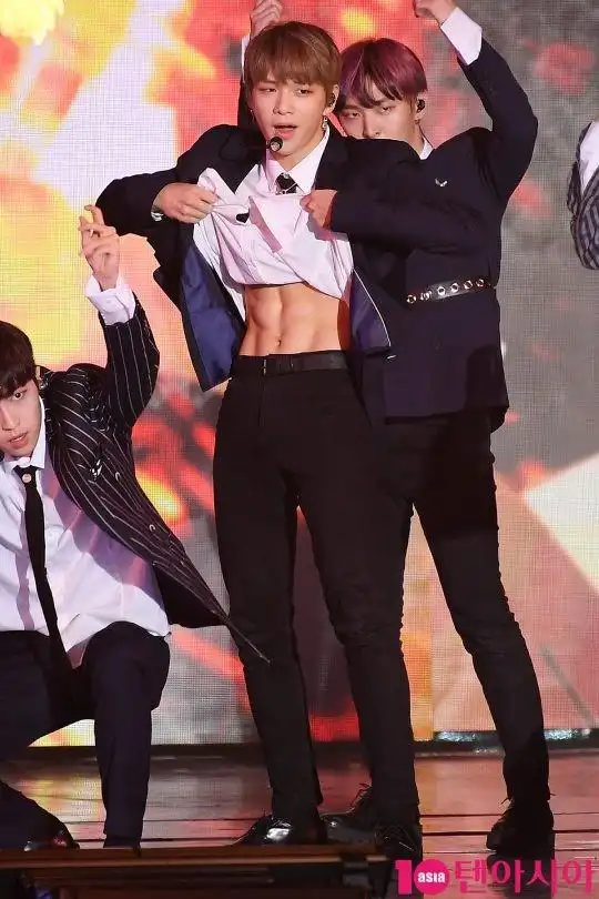 wanna one舞台表演激情四射 姜丹尼尔掀衣角露八块腹肌【组图】--韩国