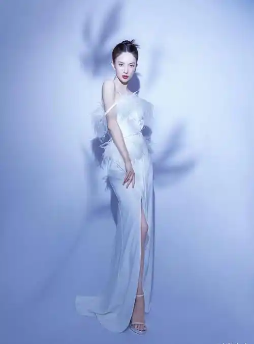 原创金晨参加活动玩锁骨杀身着露肩不规则晚礼裙优雅尽显迷人魅力