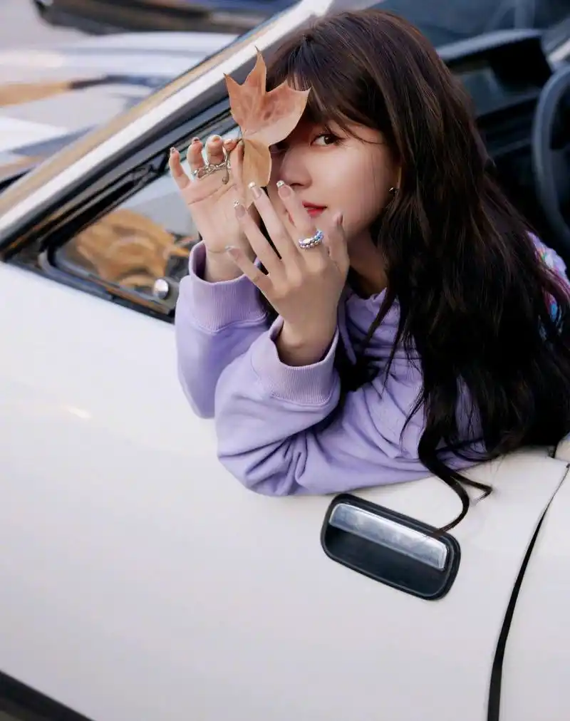 赵露思身着紫色卫衣搭配格子长裙,长卷发空气刘海造型元气满满