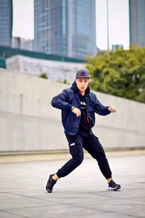 原本是街舞老师的reo英俊潇洒,放荡不羁爱打扮,爱耍帅更爱随时随地来