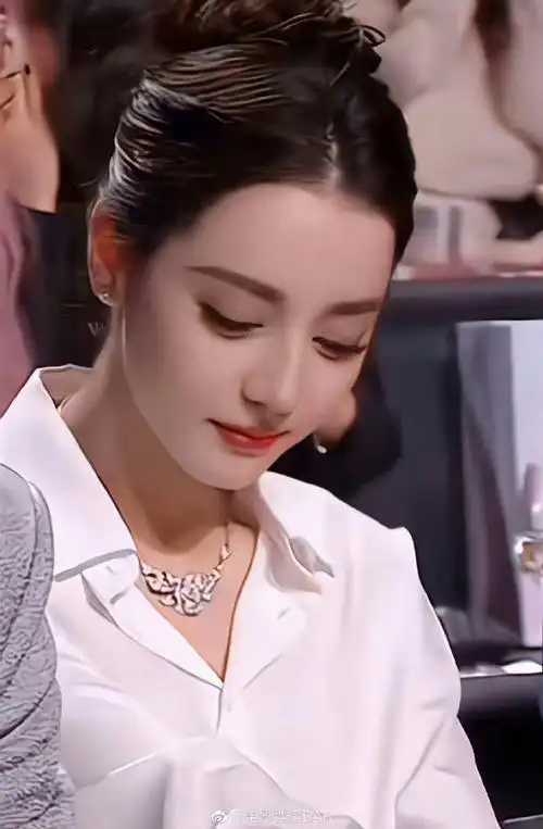 红唇的她热烈似火,霸气里透着妩媚,是女王95@dear-迪丽热巴