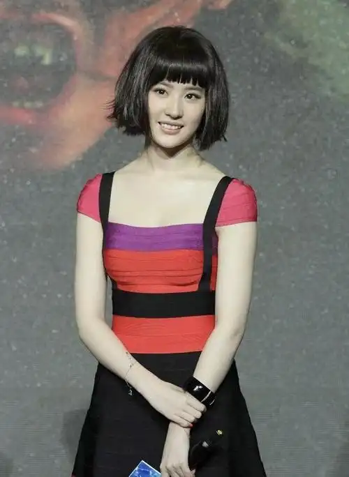 刘亦菲换了短发风格大变,留一头"狼尾发"配西装皮裤,又美又酷插图3