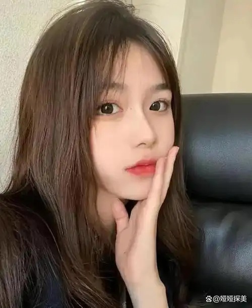 一位容貌精致,皮肤光洁的女性,不论身处何地都能够吸引众人的目光.