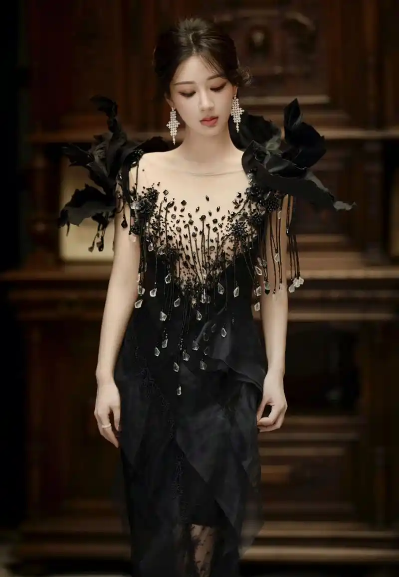 杨紫在《长相思2》见面会上穿高定装扮,宛如高贵的黑天鹅,优雅中带着