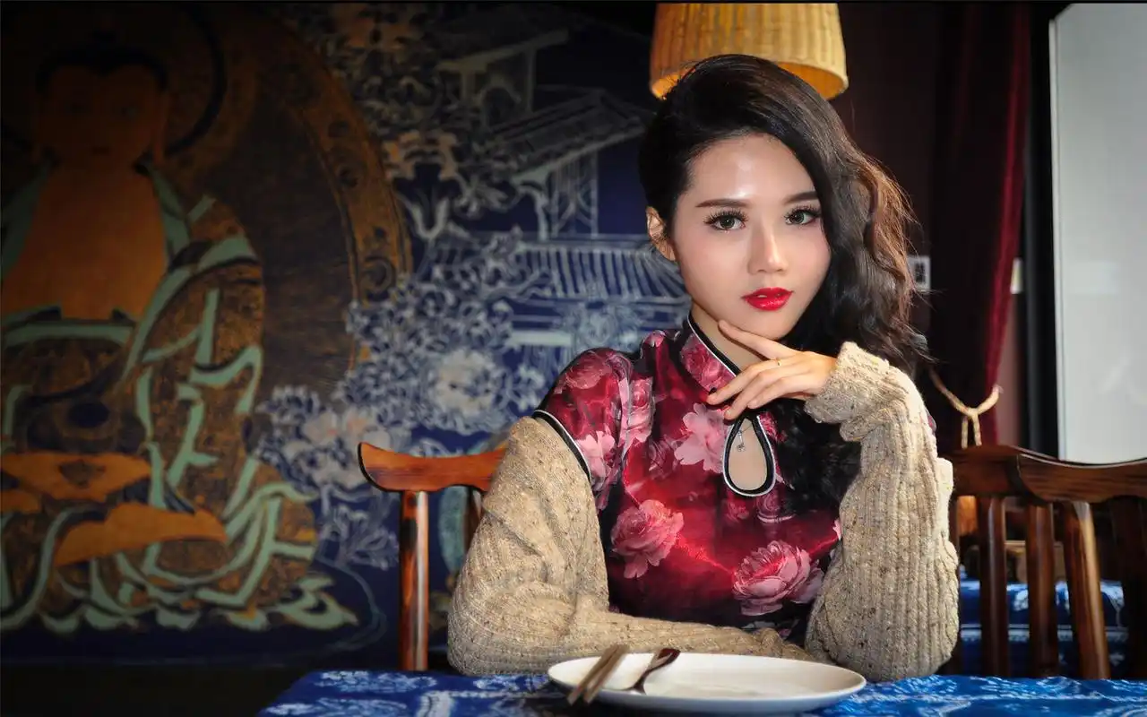 性感旗袍美女妩媚红唇诱惑写真桌面壁纸