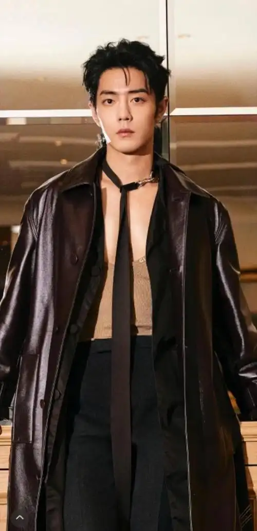 肖战这领口一年比一年低这胸肌这身材皮衣领带我舔