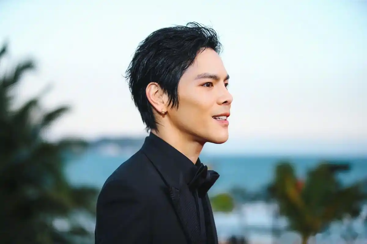 功夫演员向佐身着黑色精纺羊毛塔士多礼服,亮相海南岛国际电影节开幕