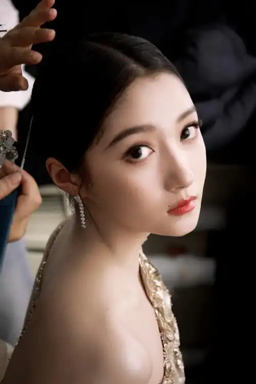 #关晓彤鎏金礼服##春晚#