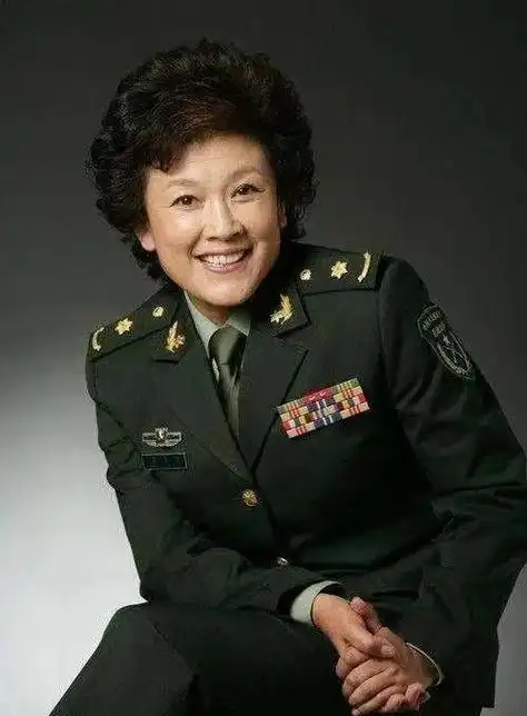 宋春丽:嫁大学教授,为事业放弃生子,61岁终于当上母亲