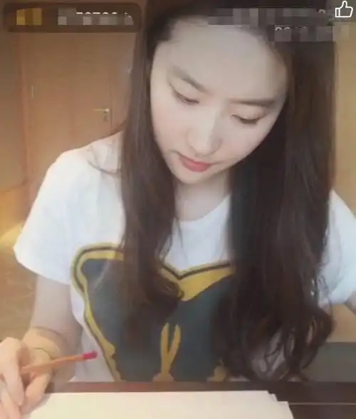 刘亦菲无滤镜素颜直播,太美了