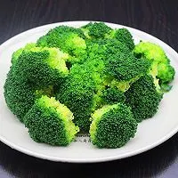 迅速夹出西兰花,滤干水,摆盘