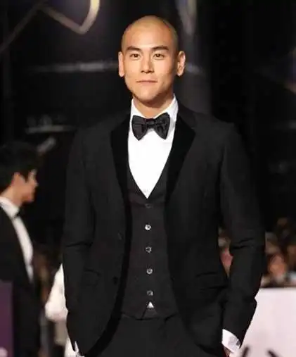 彭于晏光头造型明星图片