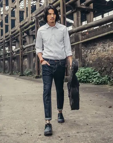 直筒牛仔裤图片男士直筒牛仔裤搭配图片直筒牛仔裤配什么上衣合适