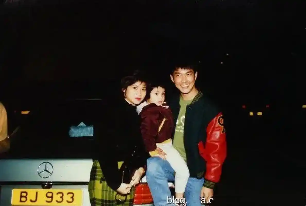 80年代,元彪和老婆还有女儿合影照片. 元彪抱着女儿.