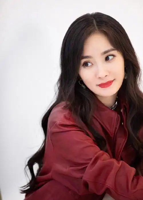 杨幂红色皮衣酷美写真图片