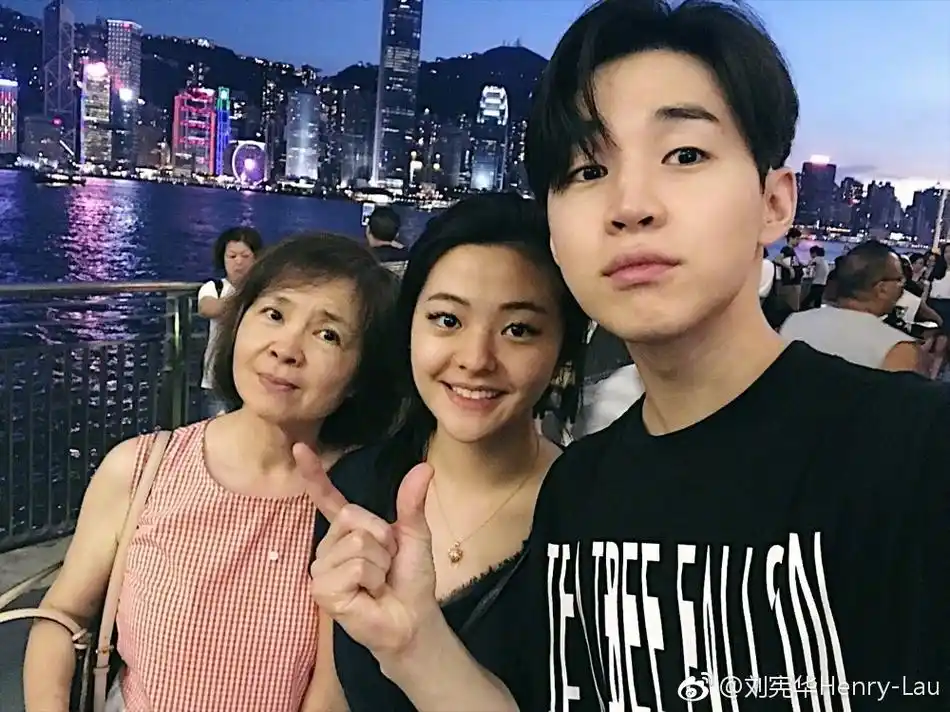 【2017.08.22】【明星】henry刘宪华与妈妈互喂甜品 妹妹外型靓丽