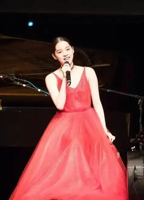 欧阳娜娜才20岁出头,穿着打扮却十分成熟,身材曲线太