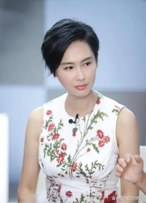 朱茵曾经是女神在影视界的万人迷,凭借清新自然的形象和出色的演技