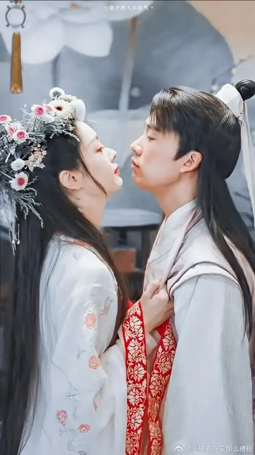 赘婿##郭麒麟宋轶脸颊吻. 来自小羊同学学同羊小 - 微博