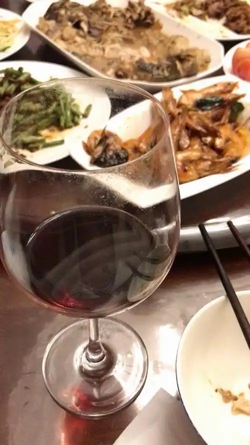 有的朋友则会回到家中从冰箱里拿出冒着凉气的大西瓜三口两口进肚.