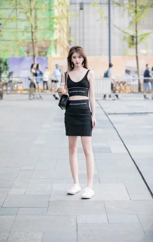 女生夏日黑色穿搭,显瘦并不难,避开老气才关键