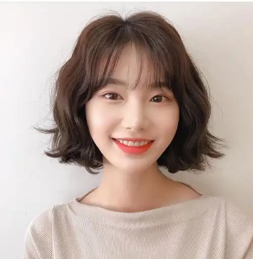 整体发型就显得格外甜美温柔~~适合脸型:小圆脸  长脸 鹅蛋脸 瓜子脸