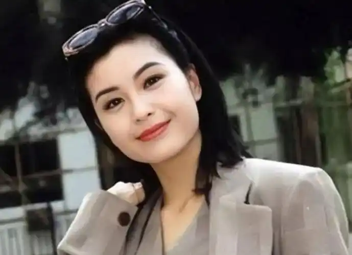 回顾演员伍咏薇:结婚13天丈夫去世,21岁成寡妇,如今苦尽甘来