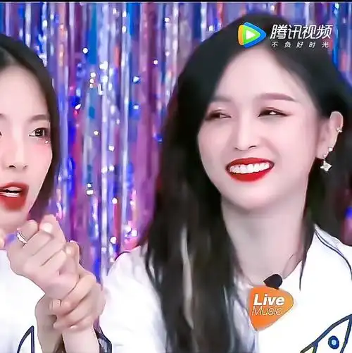 杨超越×吴宣仪二传标明堆糖滨河东路