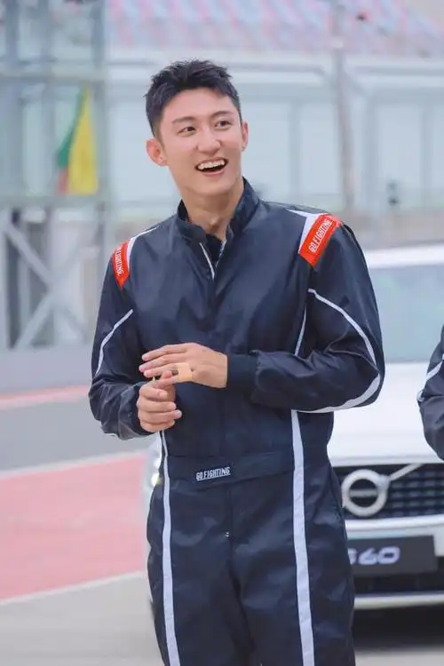 迪丽热巴公开行程受期待,和黄景瑜传绯闻后独自美丽-蓝社网 - center