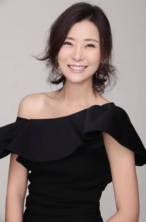 柯蓝:年少成名23岁年薪百万,感情生活从不间断,今50岁依然单身