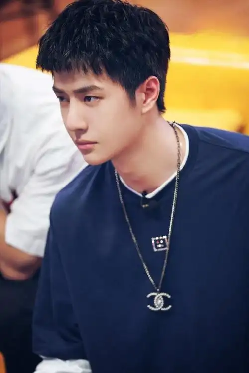 王一博街舞4短发照#王一博短发造型清爽利落,阳光帅气的大男孩,笑