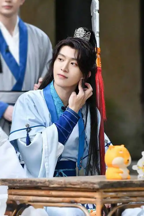 范丞丞穿古装录综艺梦回三国即视感 头发盘起姿态儒雅才俊满满