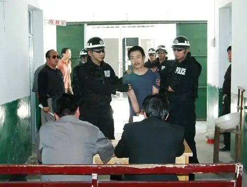 黄金红--两个和人命案有关的死刑犯被押出了看守所,将在验明正身后