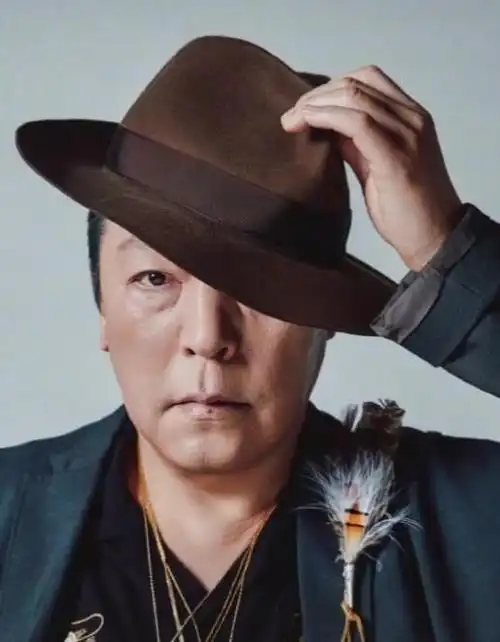 倪大红用艺术证明年轻看到他脚上的鞋子